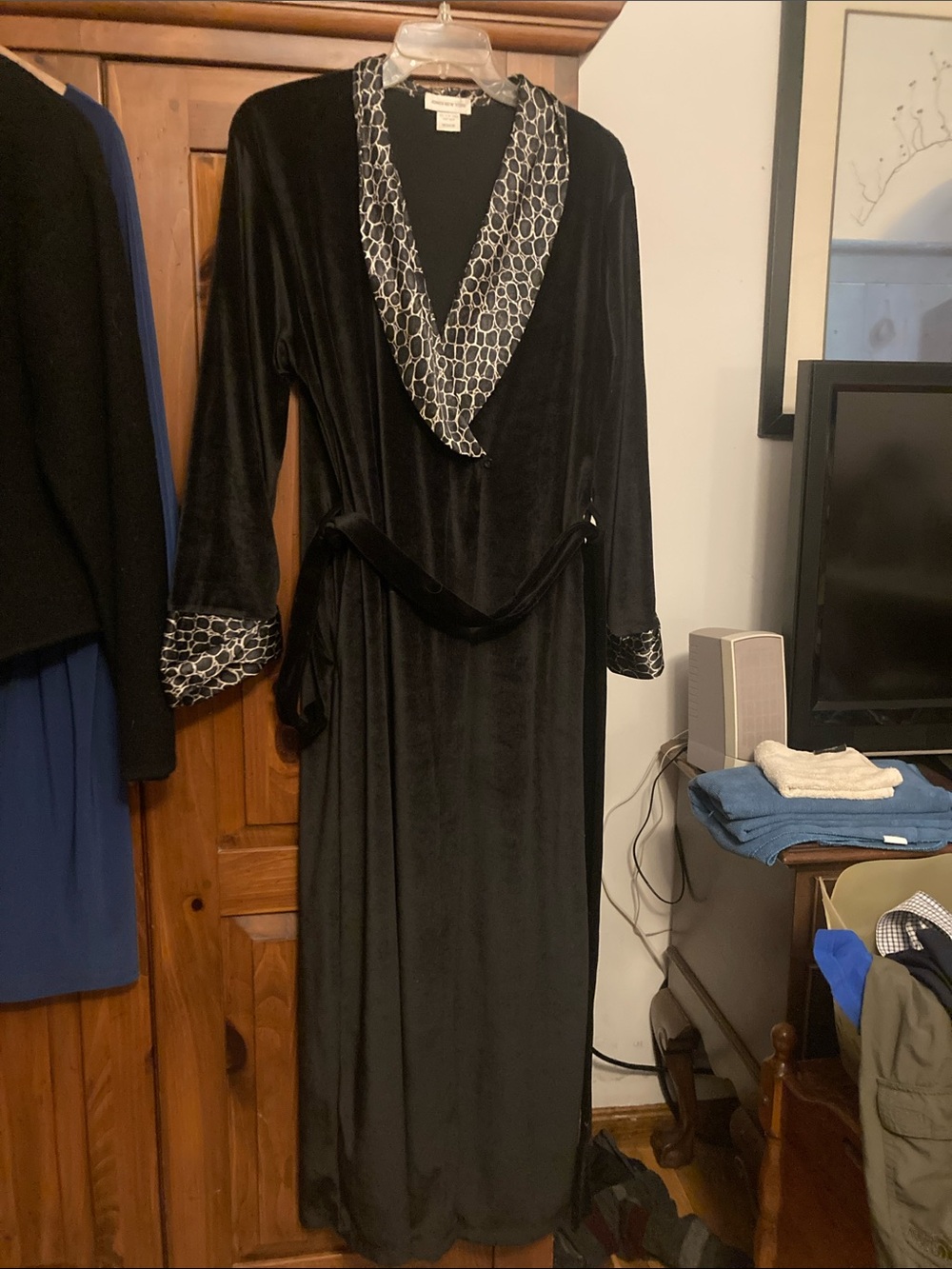 Jones New York Black Velvet Robe with Geometric Trim